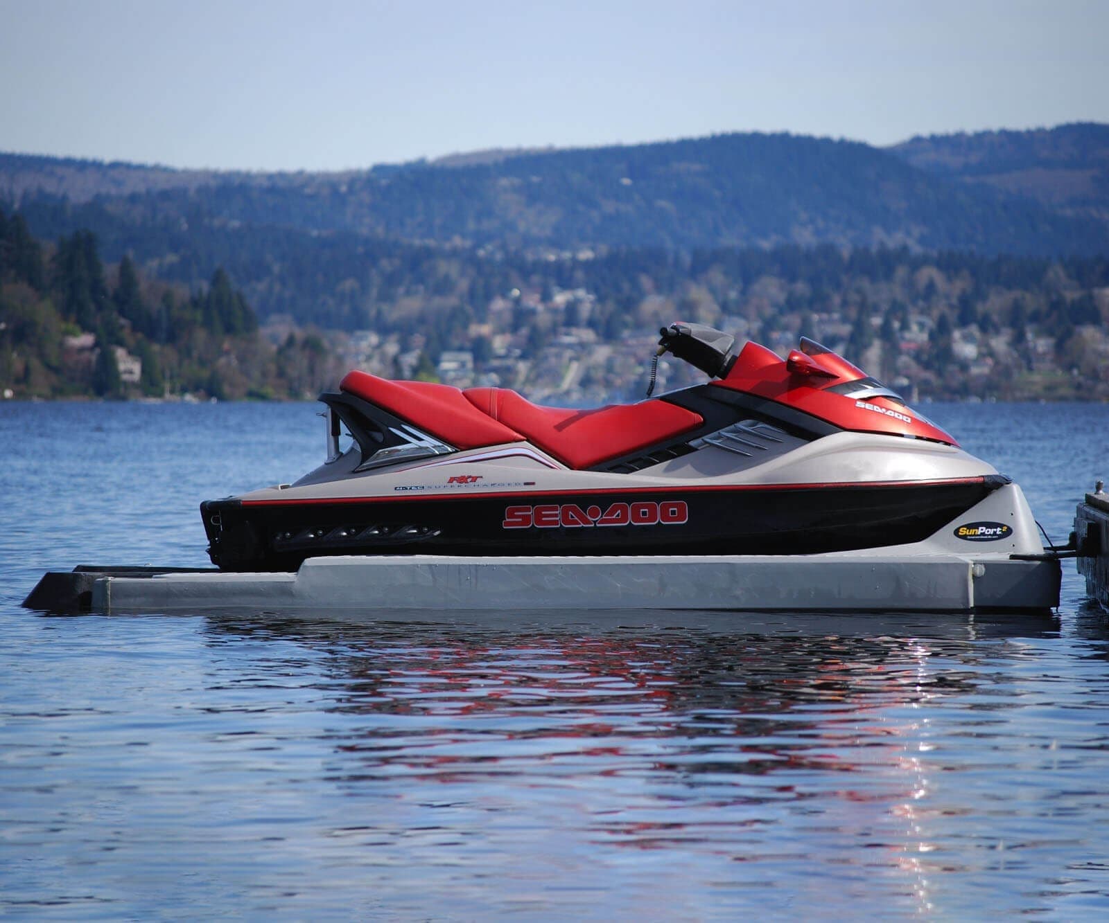 Jet ski sobre a doca flutuante SunPort2